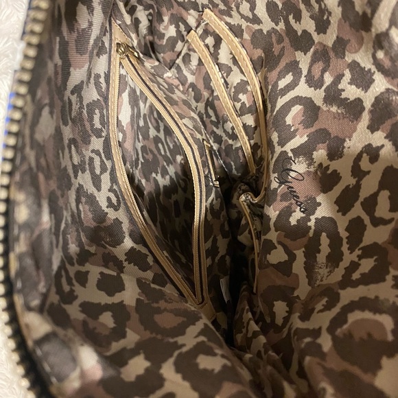 Guess two-way bag can be worn as clutch or crossbody. - Picture 8 of 8